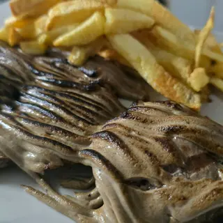 Pechuga al ajo negro tostado