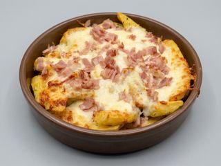 Patatas Fritas Con Queso Y Bacon