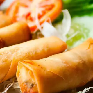 Rollo de Primavera con Ensalada