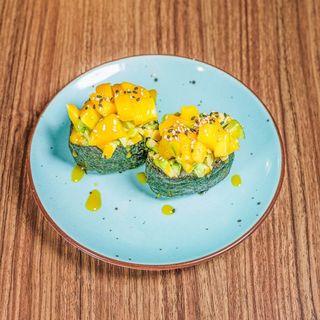 28B- Gunkan Mango Con Aguacate (2 Uds.)