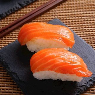 9- Nigiri Salmón (4 Uds.)