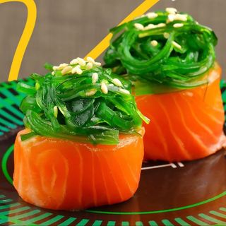 27C- Gunkan salmon con wakame (2p)