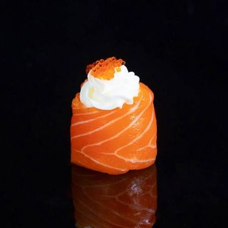 26C- Gunkan salmon y masago (2p)