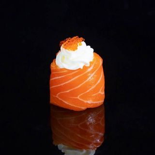 25C- Gunkan salmon con queso (2p)