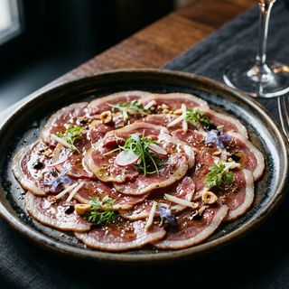 Carpaccio de pato con vinagreta de manzana