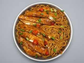 Yaki udon (pollo rebozado)