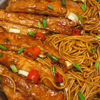 Yaki udon (pollo rebozado)