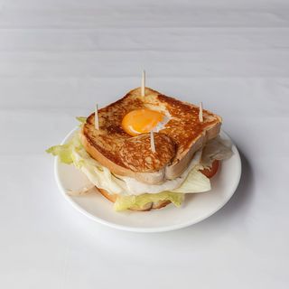 Sándwich mixto con vegetal y huevo frito