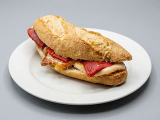 Bocadillo de lomo con queso y pimientos rojos