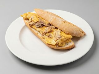 Bocadillo de tortilla de atún