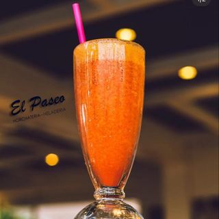 Zumo de naranja con kiwi o plátano o fresa (1/2 lt.)