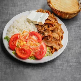 Kebab En Plato Con Ensalada Y Patatas