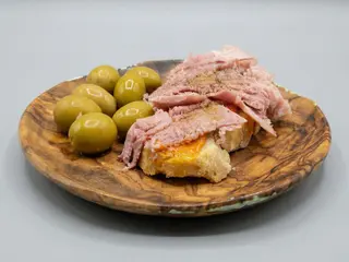 Tapa de Chapata de Lacón con Salmorejo