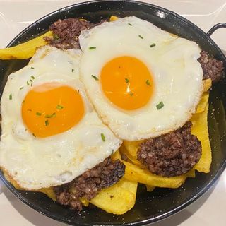 Huevos rotos con morcilla