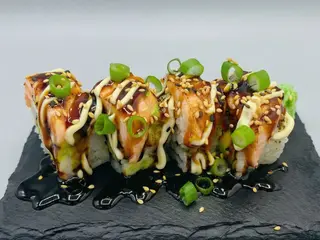Dragón Roll Tataki Salmón (4 Uds.)