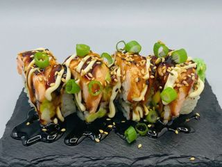 Dragón Roll Tataki Salmón (4 Uds.)