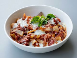 PACCHERI ALL’AMATRICIANA Y TOQUE DE BURRATA