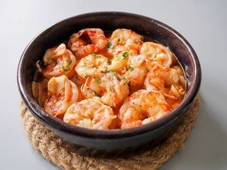 GAMBON AL AJILLO CON SOBRASADA Y HUEVO FRITO