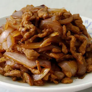 Ternera salteada con cebolla