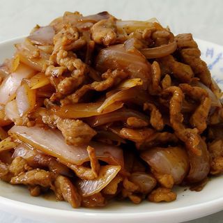 Ternera salteada con cebolla