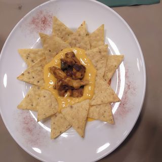Nachos Con Chili, Carne, Cheddar Fundido Y Jalapeños