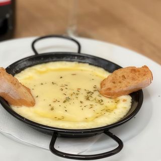 Provolone fundido con chorizo black angus y chimichurri Fundido Al Orégano