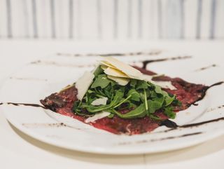 Carpaccio De solomillo premium Con Parmesano