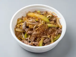 Ternera con Fideos Chinos