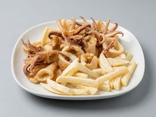 Calamares a la andaluza con patatas