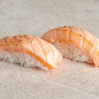 Nigiri salmón flameado