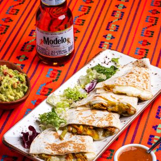 Quesadillas Con Tinga De Pollo