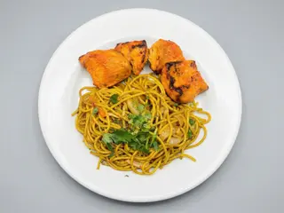 Pollo tikka con pasta estilo hindu