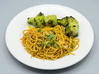 Pollo tikka hariyali con pasta estilo hindu