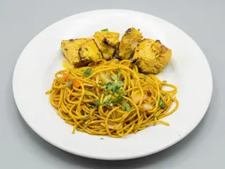 Pollo tikka Pahari con pasta estilo hindu