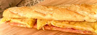 Entrepà de truita de patates amb pa amb tomàquet