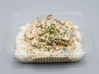 Plat de pit de pollastre amb arròs i crema de ceps