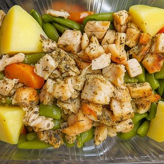 Plat de verdura amb pollastre planxa