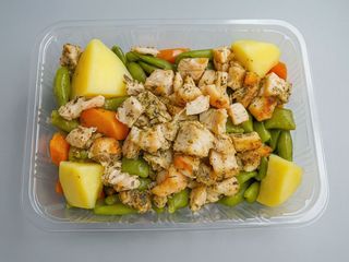 Plat de verdura amb pollastre planxa