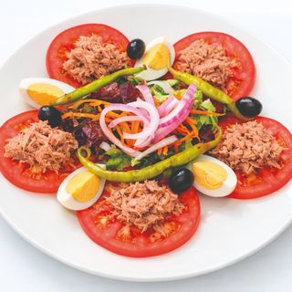 Ensalada de tomate y atún