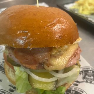 Hamburguesa Con Lechuga, Tomate, Pepinillo Y Cebolla