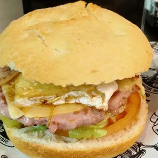 Hamburguesa Con Lechuga, Tomate, Pepinillo, Bacon Y Queso