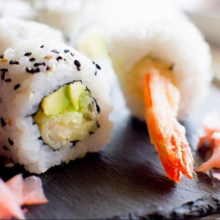 California con tempura de gambas y aguacate