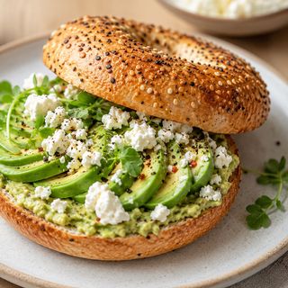Bagel Aguacate Y Queso Feta