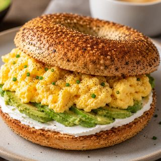 Bagel queso crema + aguacate + huevo revuelto