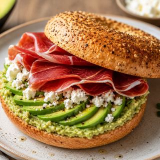 Bagel Queso Feta + Aguacate + Jamón 