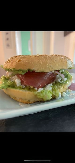 Bagel Queso Feta + Aguacate + Jamón 