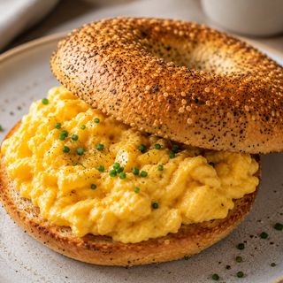 Bagel revuelto de huevos 