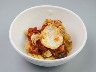 Atún con tomate y huevo frito