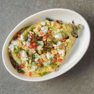 Berenjena asada, tahina, anacardos, ricota y granada