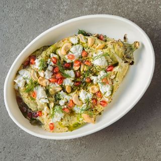 Berenjena asada, tahina, anacardos, ricota y granada